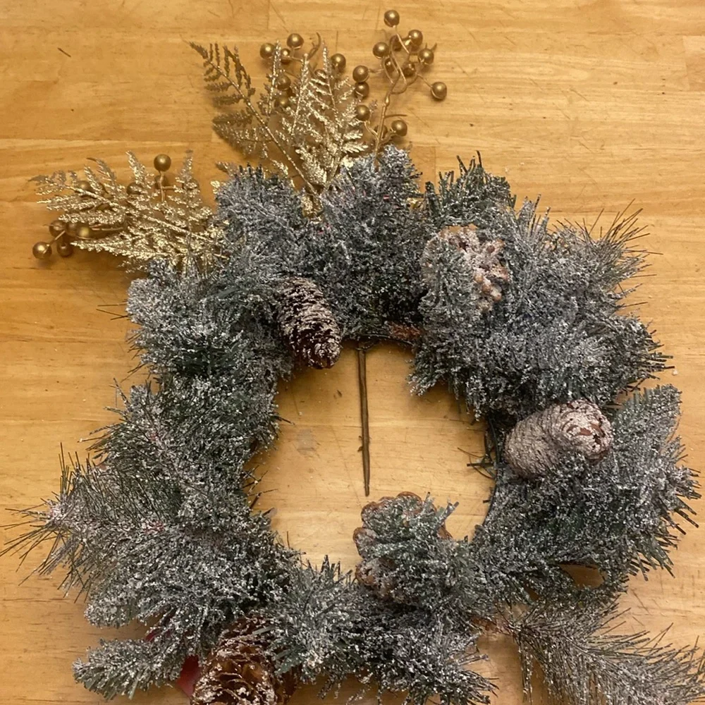Wreath 12 in bundle with 2 gold color leaf picks. NWT Perfect holiday decor